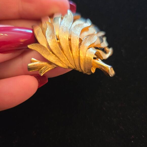 Vintage JJ Gold Tone Brooch Pin - Picture 4 of 6